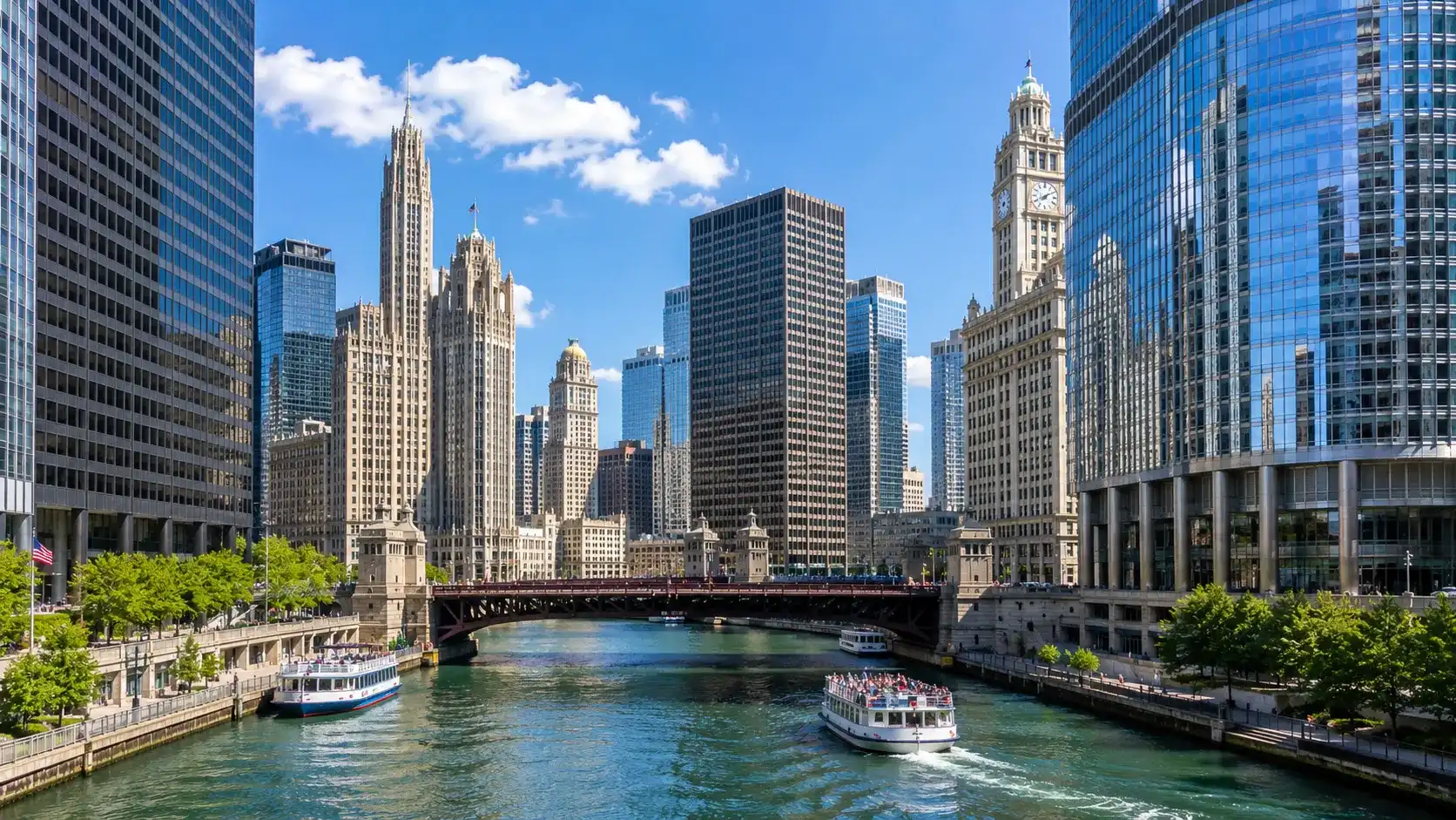 Downtown Chicago skyline and Chicago River in Illinois