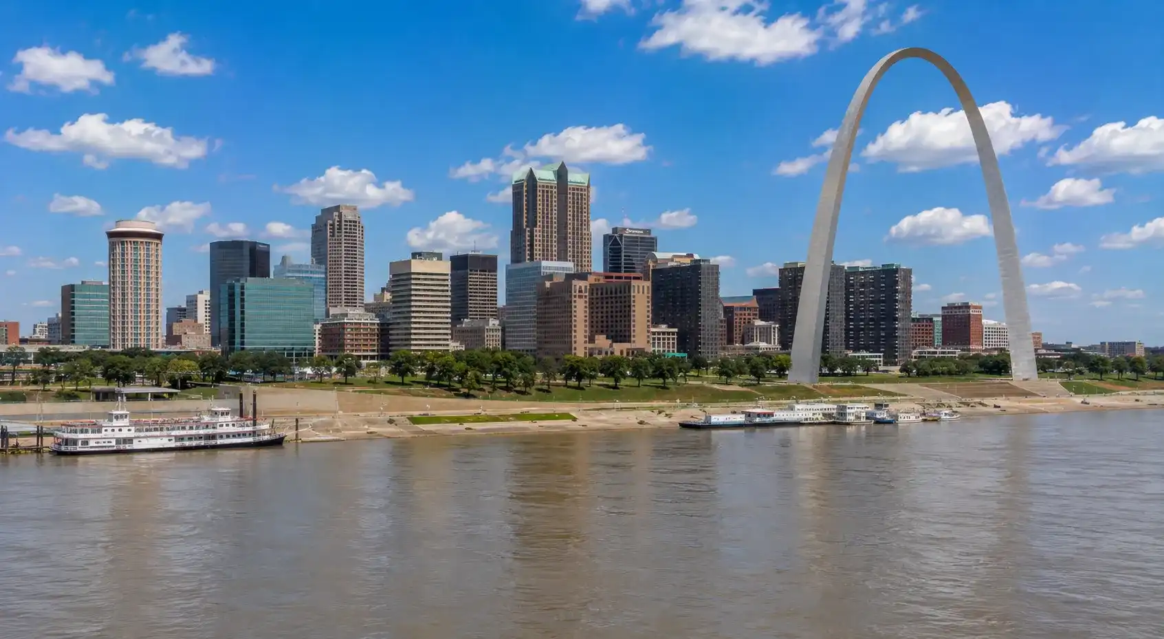 St. Louis skyline, Gateway Arch and Mississippi River in Missouri